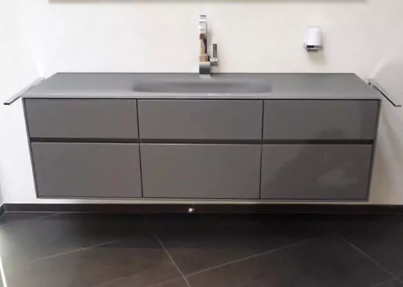 grauer Unterschrank mit Waschbecken im Badezimmer